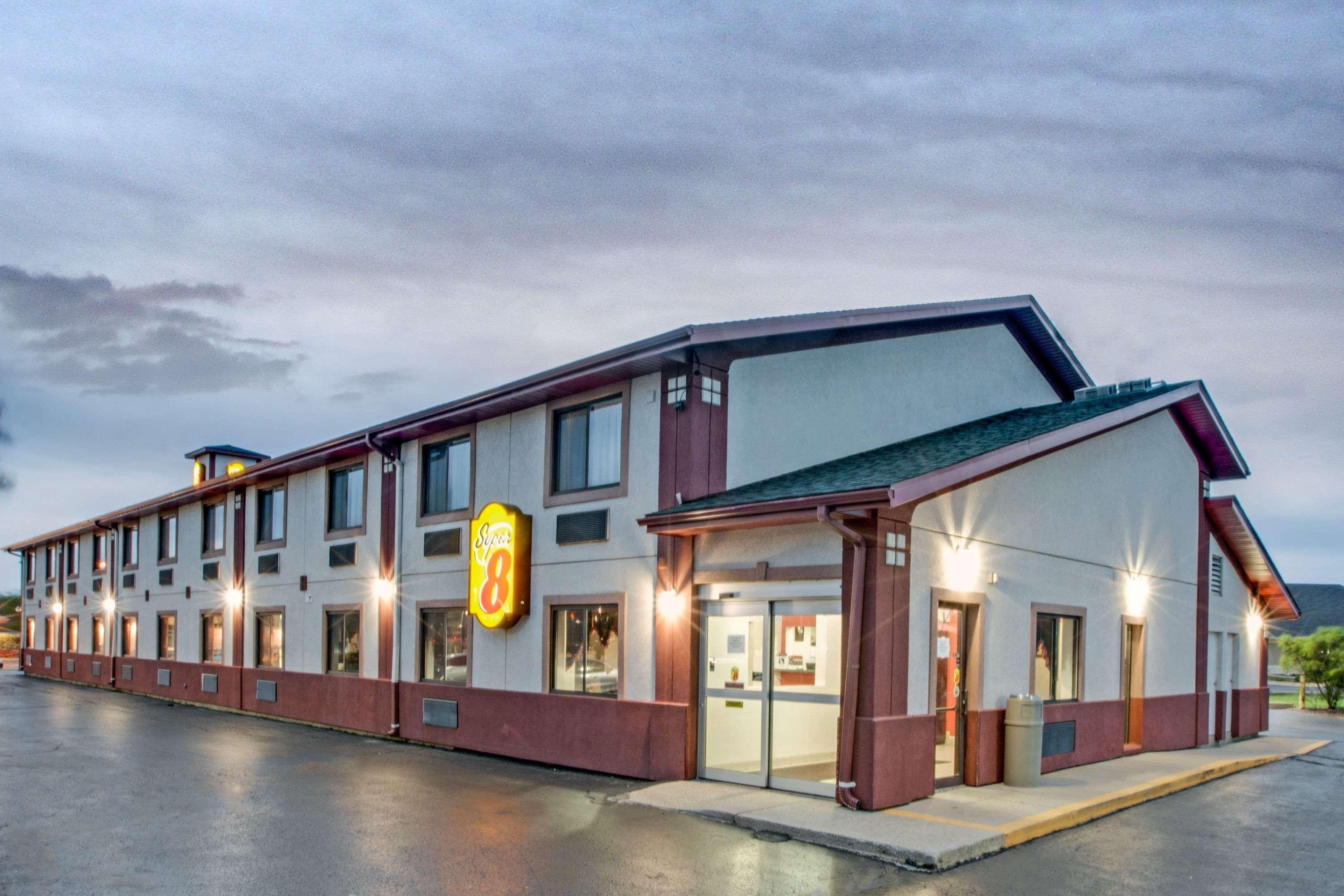 Super 8 By Wyndham Crystal Lake Exterior foto