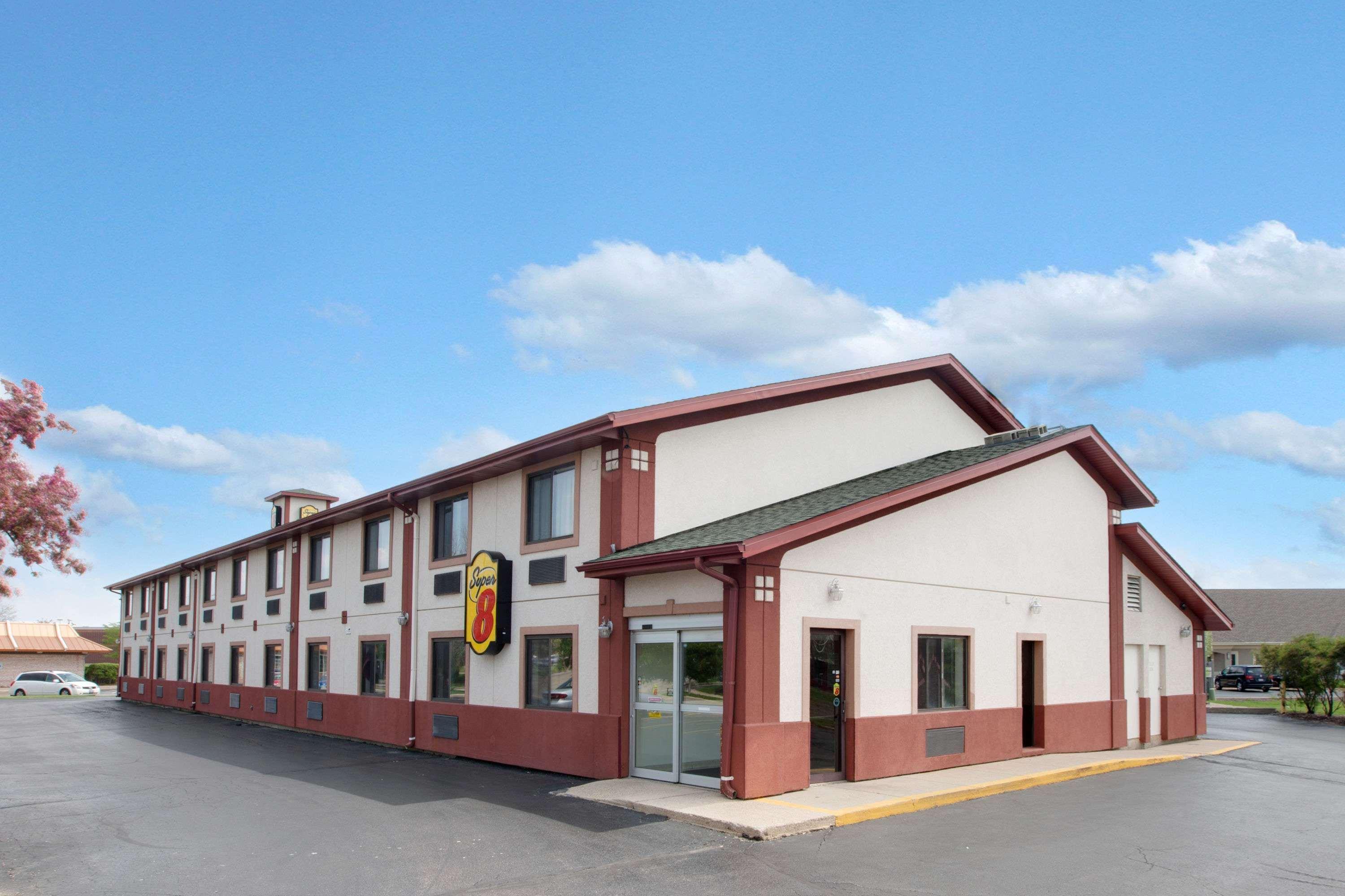 Super 8 By Wyndham Crystal Lake Exterior foto