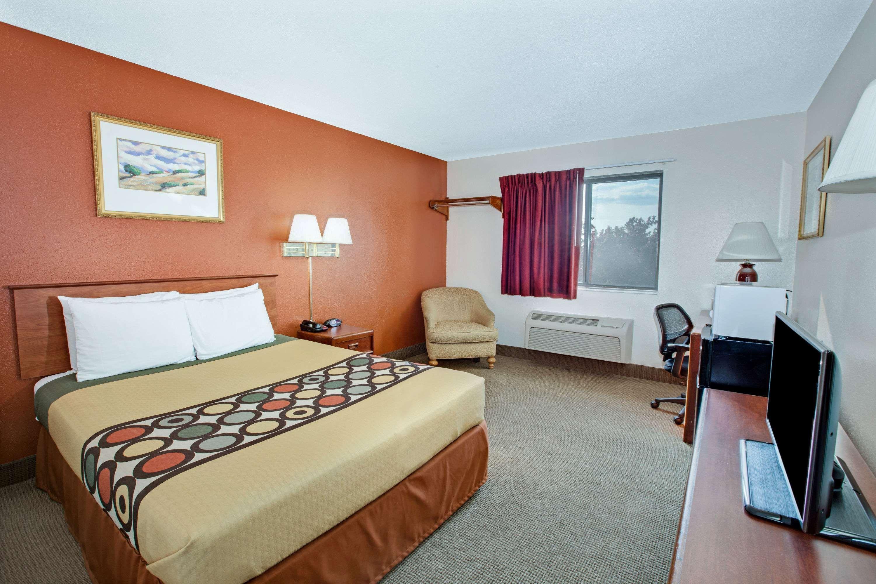 Super 8 By Wyndham Crystal Lake Exterior foto
