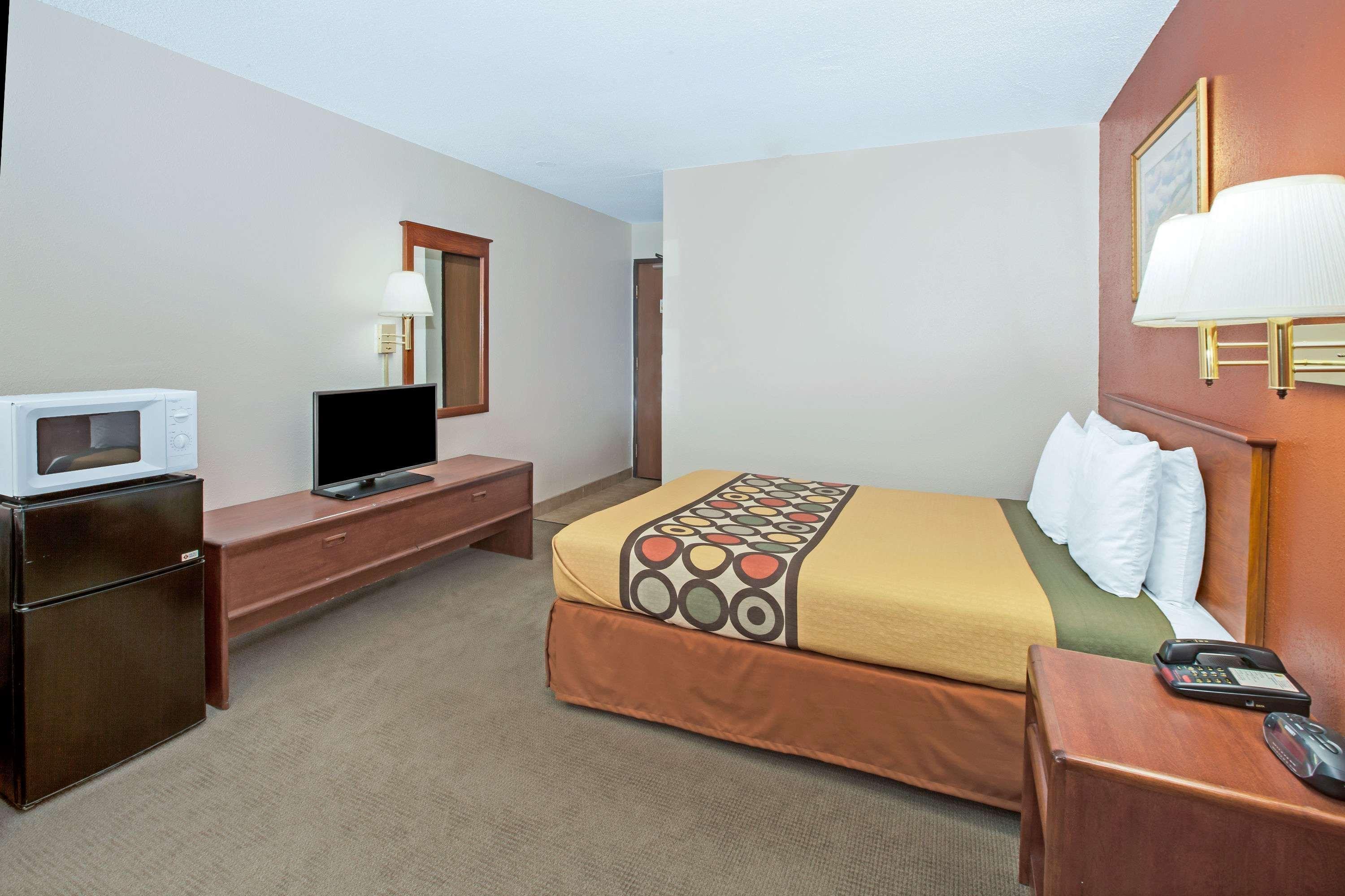 Super 8 By Wyndham Crystal Lake Exterior foto