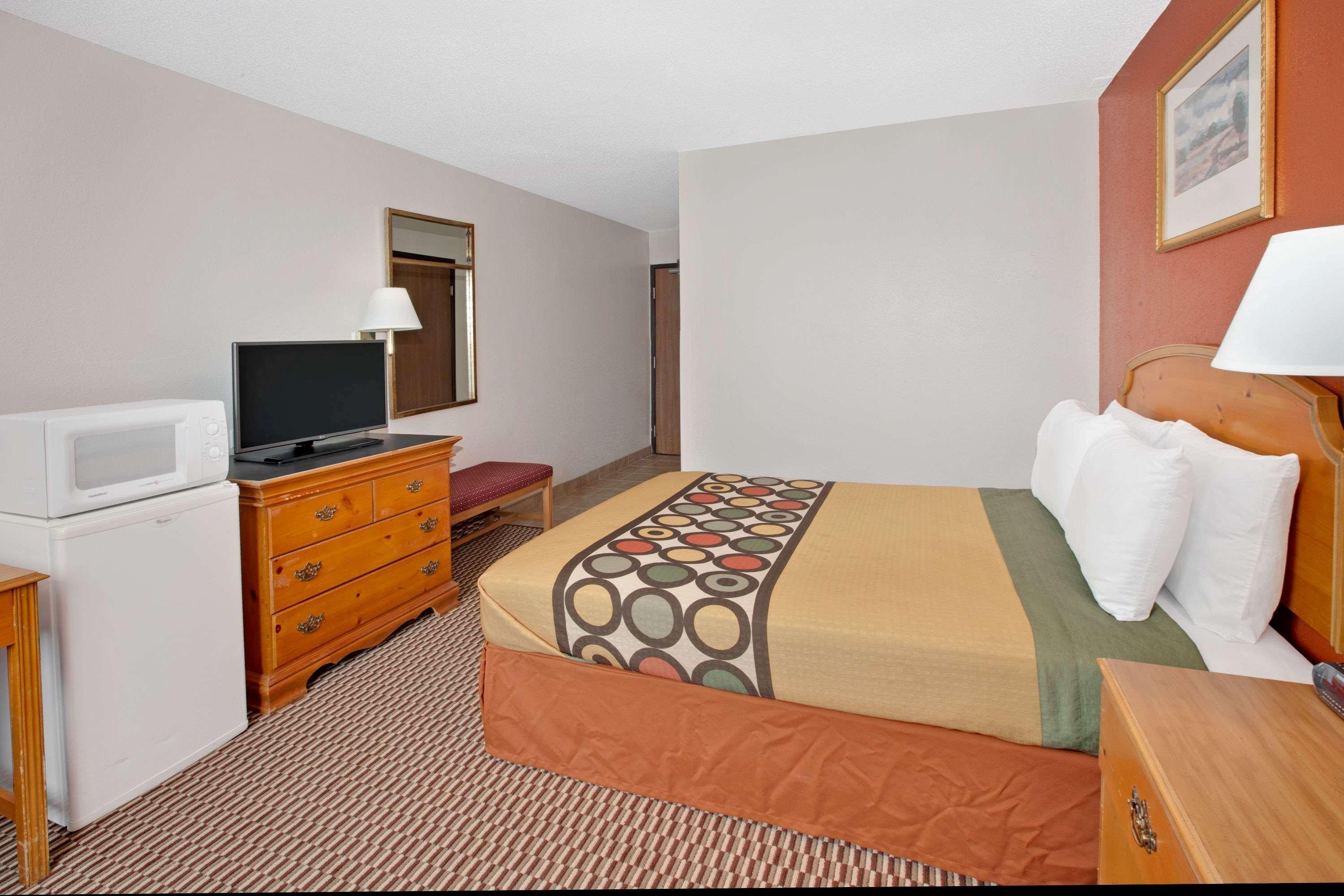 Super 8 By Wyndham Crystal Lake Exterior foto