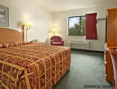 Super 8 By Wyndham Crystal Lake Exterior foto